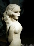 Meisjesfiguur, zandsteen, hoog 107 cm, 1920-1924
<br/>
Collectie Stedelijk Museum Amsterdam, Foto Gert-Jan Lobbes, 2016